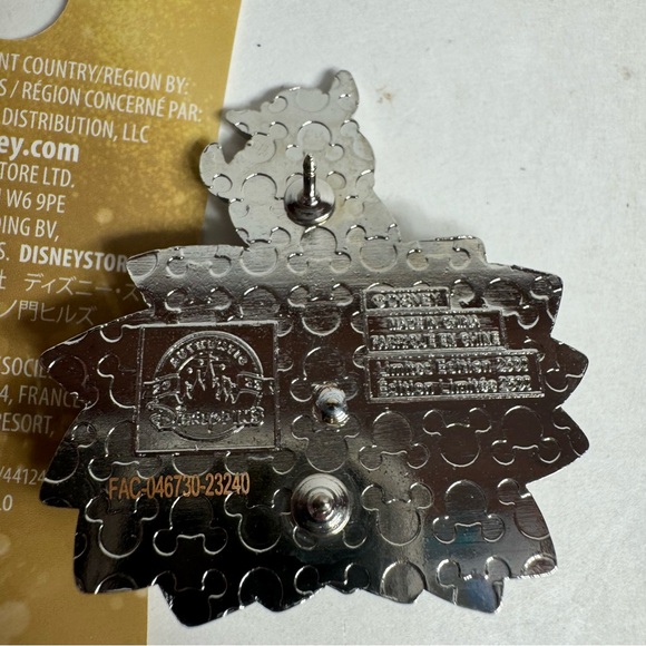 NWT. 2023 Disney Parks Turn Over Time Lion King Pumbaa Moving Hourglass LE Pin - Picture 7 of 8